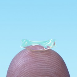 kontaktlinsenimplantat ICL auf Finger